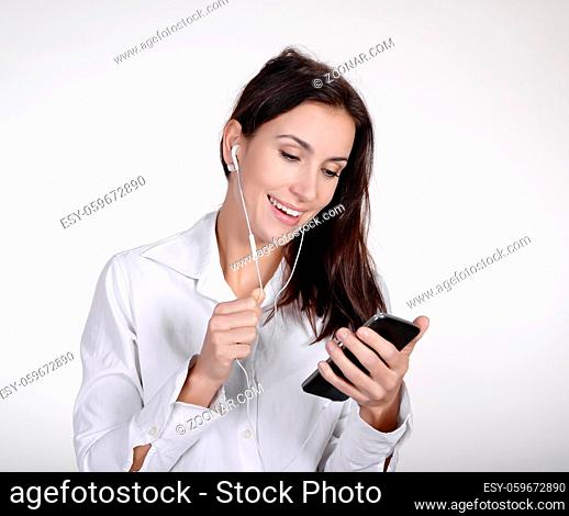 Geschäftsfrau mit smartphone   happy young businesswoman with smartphone and headphones