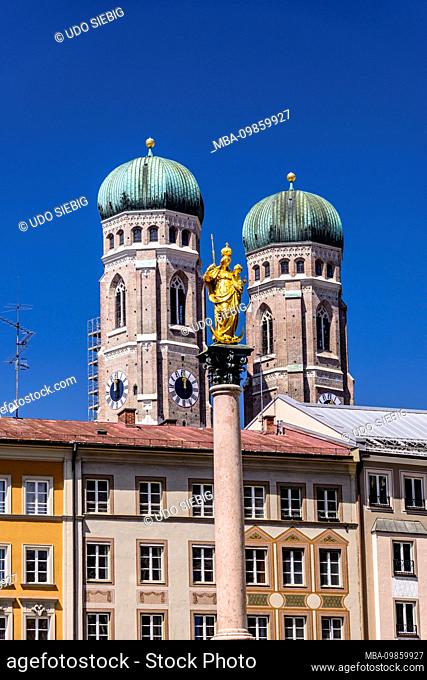 Germany, Bavaria, Upper Bavaria, Munich, Marienplatz, Mariensäule against Frauenkirche
