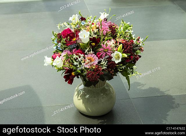 Oberhausen, Sterkrade, nature, plants, flowers, bunch of flowers, birthday bouquet, bellflowers, Campanula, roses
