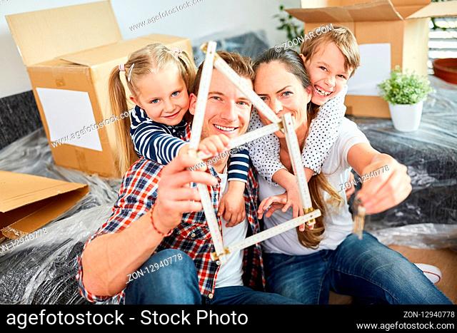 Glückliche Familie und Kinder freuen sich auf die Zukunft und ihr Traumhaus