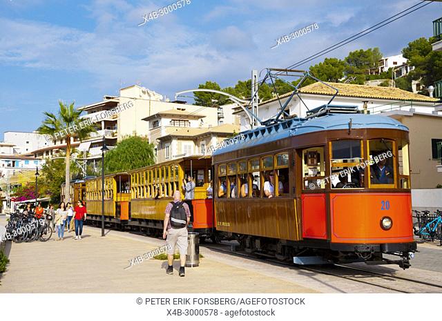 Ferrocarril de Soller, Tram between Soller and Port de Soller, Carrer de la Marina, seaside street, Port de Soller, Mallorca, Balearic islands, Spain
