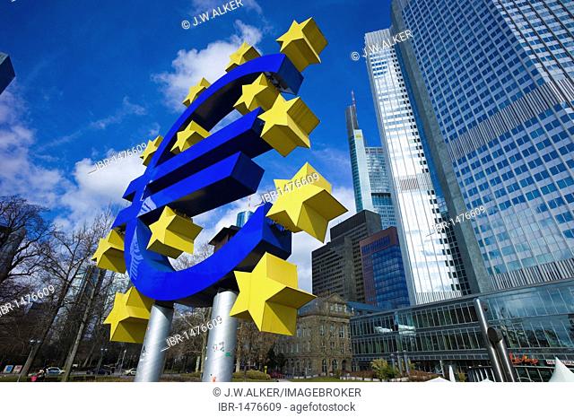 Symbol of the euro currency in front of the European Central Bank, ECB, Eurotower, Frankfurt am Main, Hesse, Germany, Europe