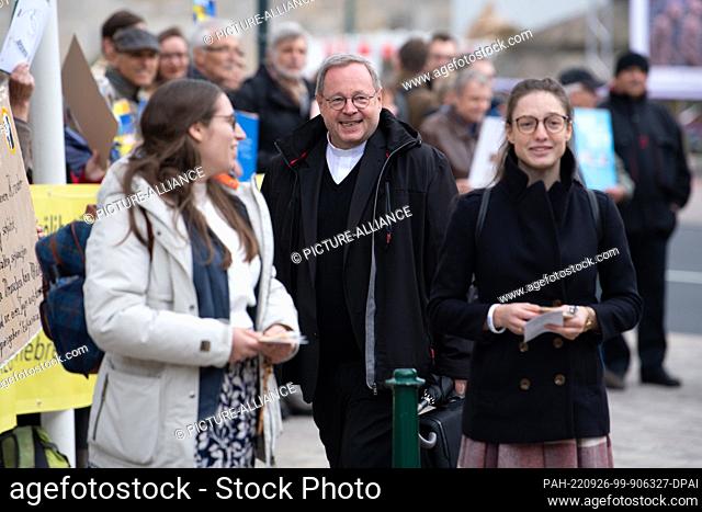 26 September 2022, Hessen, Fulda: Georg Bätzing, bishop of Limburg and president of the German Bishops' Conference, walks through activists of the conservative...