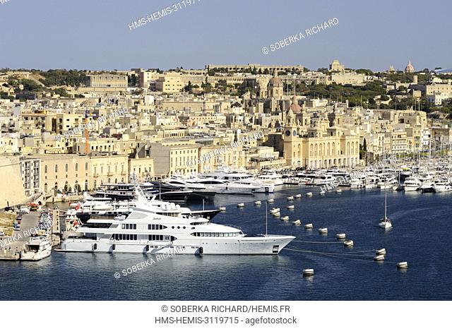 Malta, Birgu Vittoriosa, Dockyard Creek between Senglea and Vittoriosa, boats in front of the Maritime Museum