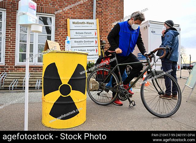 17 April 2021, Schleswig-Holstein, Steinbergkirche: Robert Habeck (l), federal chairman of Bündnis 90/Die Grünen, arrives by bicycle at a members' meeting of...