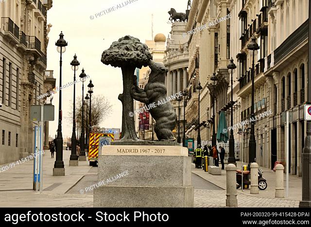 20 March 2020, Spain, Madrid: The famous bear statue stands in the almost deserted street during a curfew imposed because of the coronavirus