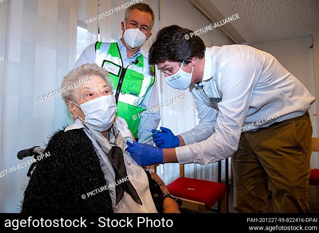 27 December 2020, North Rhine-Westphalia, Emsdetten: In the St. Josef-Stift retirement home, Edeltraud Jäger is the first resident to be vaccinated at the age...