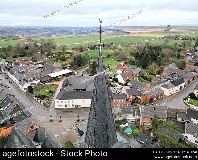 05 February 2023, North Rhine-Westphalia, Erkelenz: The church of Keyenberg stands barely 500m from the RWE lignite open pit Garzweiler (photo taken with a...