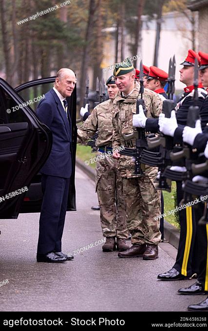 Seine Königliche Hoheit Prinz Philip The Duke of Edinburgh (schwarzer Mantel, schwarze Melone) besucht als deren Ehrenoberst The Queen's Royal Hussars in...