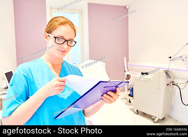 OP-Schwester oder Ärztin mit Checkliste in der Arztpraxis oder in der Schönheitsklinik