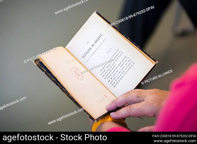 18 August 2023, Berlin: Carolyn Hollander, granddaughter of Cäcilie Holländer, holds one of two books by Cäcilie Holländer