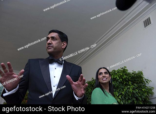El representante de Estados Unidos Ro Khanna (Demócrata de California) y su esposa Ritu Khanna llegan a asistir a una cena estatal en honor del Primer Ministro...