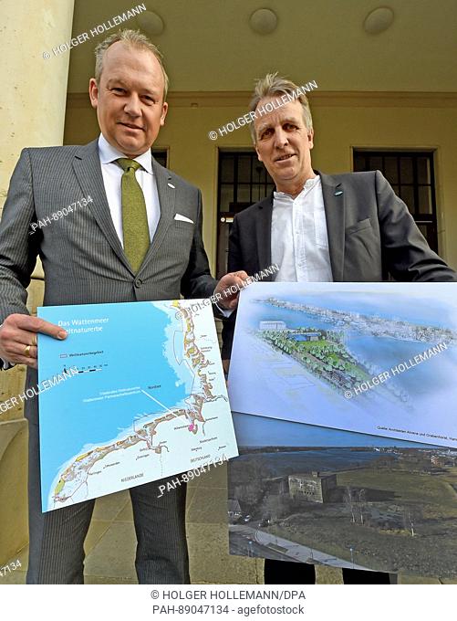 Lower Saxony's Minister for the Environment, Stefan Wenzel (Alliance 90/The Greens, r), and Wilhelmshaven Lord Mayor Andreas Wagner are presenting map materials