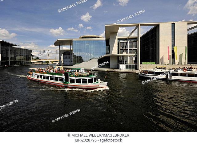 Excursion boat in front of the Marie-Elisabeth-Lueders-Haus and Paul-Loebe-Haus buildings, Reichstagufer, Spreebogen, Government District, Berlin, Germany