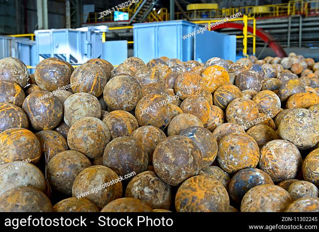 Mahlkugeln zur Zerkleinerung von Kupfererz in einer Kugelmühle, Kupferbergwerk Erdenet Mining Corporation EMC, Erdenet, Mongolei / Grinding balls for grinding...
