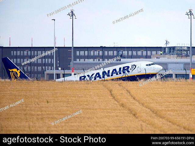 02 July 2020, Brandenburg, Schönefeld: A Boeing 737-800 Winglets of the airline Ryanair takes off for its flight to Podgorica behind a cornfield from the...