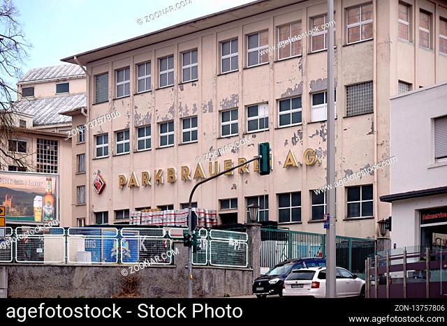 Pirmasens, Deutschland - März 26, 2019: Die Vintagefassade eines Industriegebäuder auf dem Betriebsgelände der Parkbrauerei am 26