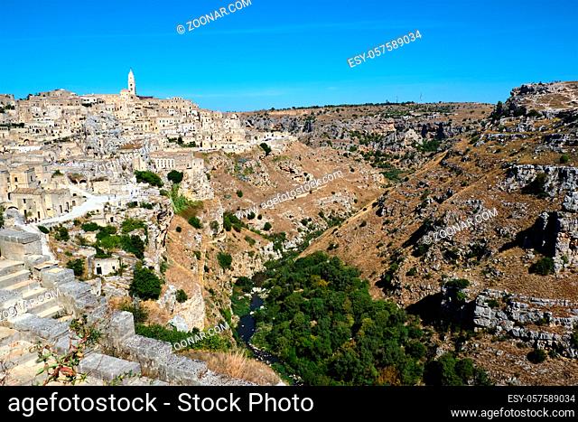 Blick auf die schöne Altstadt von Matera und die Schlucht des Flusses Gravina
