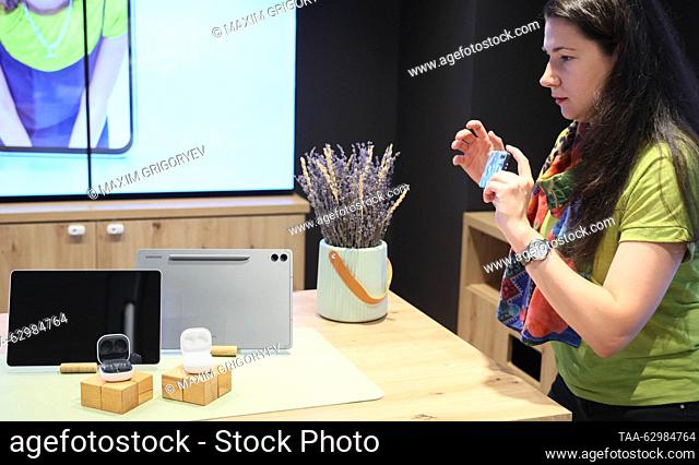 RUSSIA, MOSCOW - OCTUBRE 4, 2023: Un cliente se ve durante una presentación de los nuevos productos de Samsung en una tienda MTS. Maxim Grigoryev/TASS