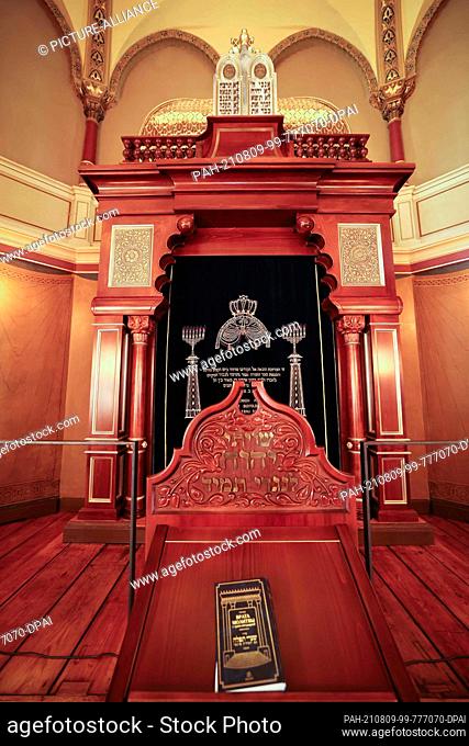 09 August 2021, Schleswig-Holstein, Lübeck: View of the Torah shrine in the Carlebach Synagogue during final preparations for the opening