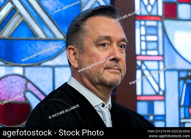 PRODUCTION - 19 December 2023, North Rhine-Westphalia, Dortmund: Senior public prosecutor Carsten Dombert stands in the courtroom of the district court