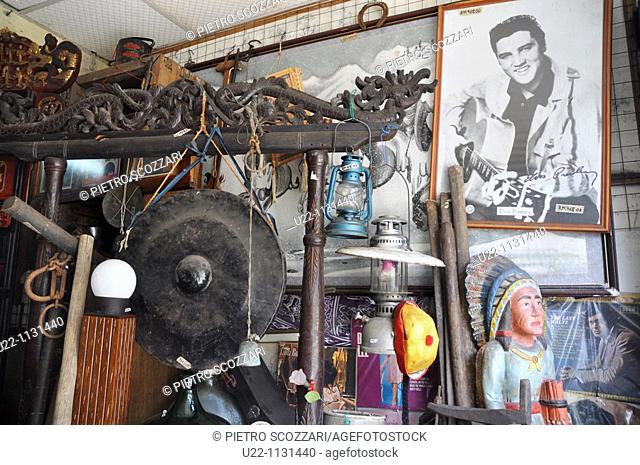 Malacca (Malaysia): antique shop in Chinatown