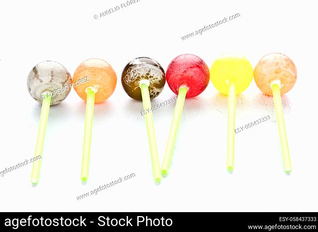 Candy with a stick, it is a hard and colorful candy of about 2 to 3 cm in diameter, spherical or oval in shape, with a stick inserted in the center of the...