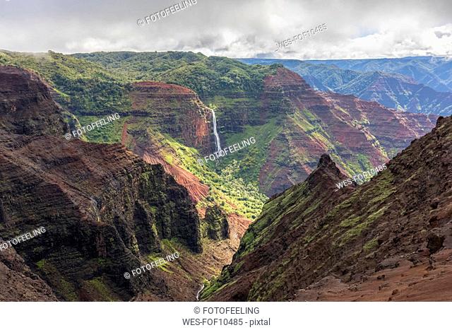 USA, Hawaii, Kaua'i, Waimea Canyon State Park, View to Waimea Canyon, Waipo'o Falls