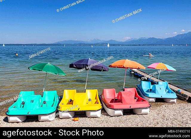 Pedal boatss and parasols at lake Chiemsee, Gstadt, Chiemgau, Upper Bavaria, Bavaria, southern Germany, Germany, Europe