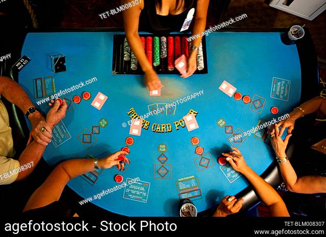 Gente jugando al póquer en el casino