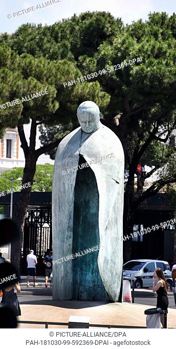 20 May 2018, Italy, Rome: Monument to John Paul II in the Piazza des Cinquecento Photo: Waltraud Grubitzsch/dpa-Zentralbild/ZB. - Rome/Italy