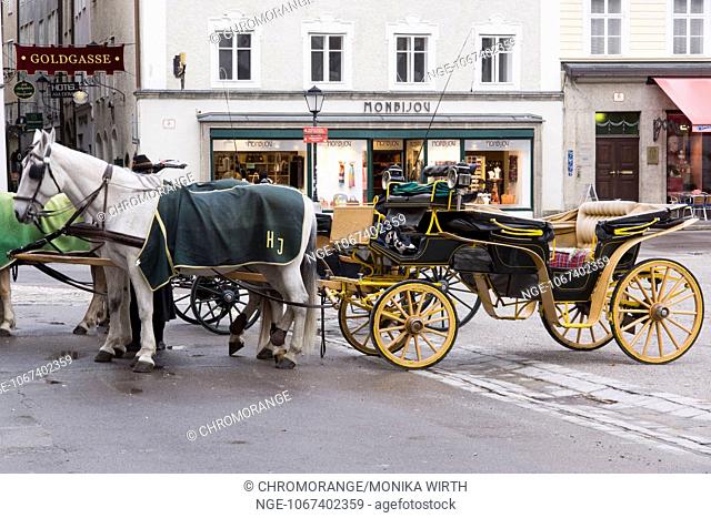 Fiacre, horse-drawn carriage on the Residenzplatz square, Salzburg, UNESCO World Heritage Site, Salzburger Land, Austria, Europe