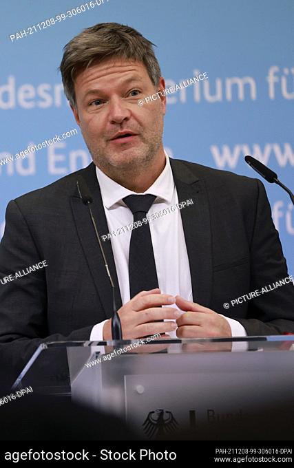 08 December 2021, Berlin: The new Minister of Economic Affairs, Robert Habeck (Greens), speaks at the handover of office from the previous Minister of Economic...