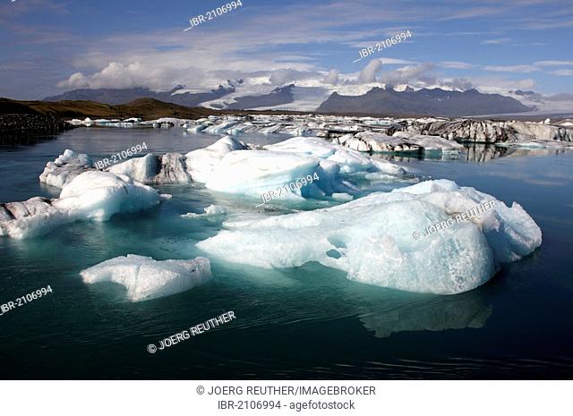 Joekulsárlón, glacier lake or lagoon, Vatnajoekull Glacier at back, south coast, Iceland, Europe