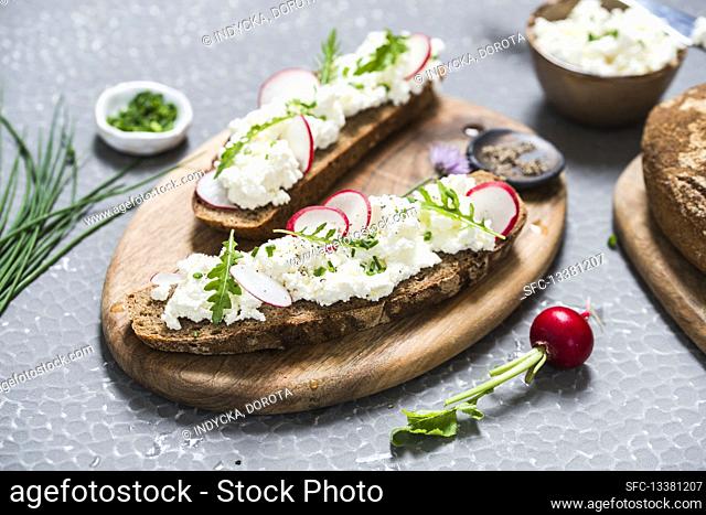 Sandwiches with cottage cheese and weggies