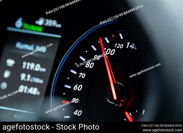 SYMBOL - 05 November 2023, Baden-Württemberg, Rottweil: The speedometer needle of a speedometer in a car. Photo: Silas Stein/dpa
