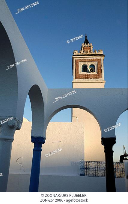 Afrika, Nordafrika, Tunesien, Tunis Ein Minarett von einer Dachterasse in der Medina oder Altstadt der Tunesischen Hauptstadt Tunis