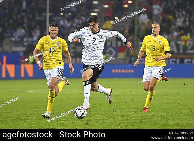 Kai HAVERTZ (GER), action, duels versus Adrian Rus (ROM, li) and Vlad CHIRICHES (ROM). Soccer Laenderspiel, World Cup qualification group J matchday 7