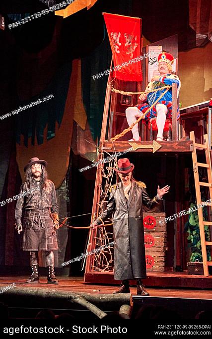PRODUCTION - 17 November 2023, Hamburg: The actors Peter Neutzling (l-r) as The Sheriff of Nottingham, Laila Richter as Robin Hood