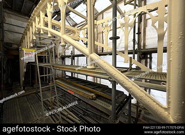 PRODUCTION - 17 November 2022, Berlin: The freshly painted cast iron bridge of the palace on Peacock Island dating from 1806 is covered with scaffolding and the...