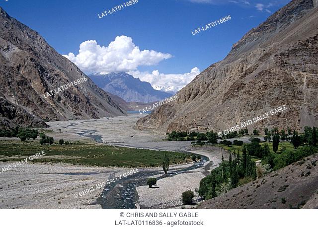 Skardu is located in the 10 km wide by 40km long fertile Skardu Valley, at the confluence of the Indus river and the Shigar River
