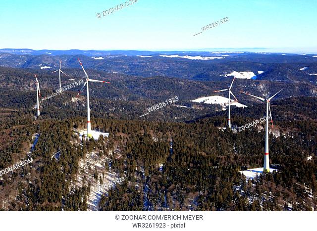 Windräder in der Landschaft vom Südschwarzwald bei Schopfheim Gersbach