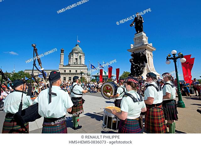 Canada, Quebec Province, Quebec City, Dufferin Terrace, the International Festival of Military Bands, outdoor concert in front of Samuel de Champlain statue