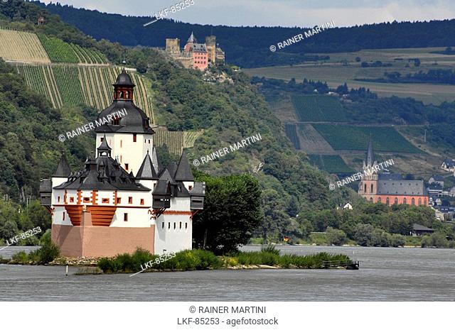 Schoenburg Castle and river Rhine, Oberwesel, Pfalz near Kaub, Rhineland Palatinate, Germany