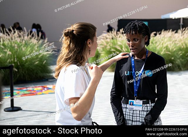 08 December 2023, United Arab Emirates, Dubai: Luisa Neubauer (l), climate activist from Germany, and Vanessa Nakate from Uganda talk to each other at COP28