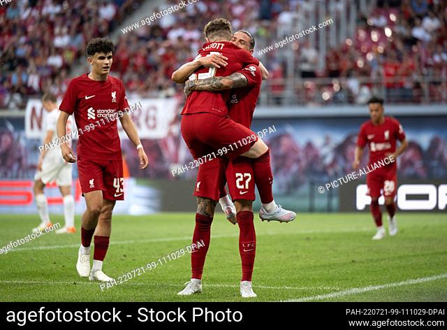 21 July 2022, Saxony, Leipzig: Soccer: Test matches, RB Leipzig - FC Liverpool at the Red Bull Arena. Darwin Núnez (r) has just scored to make it 4:0 and is...