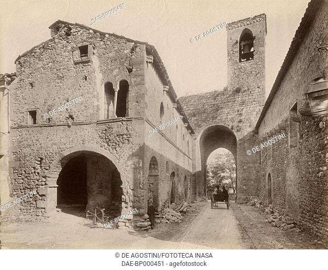 Angioina gate, with a medieval building in the foreground, Campli, Abruzzo, Italy, photograph from Istituto Italiano d'Arti Grafiche, Bergamo, ca 1905