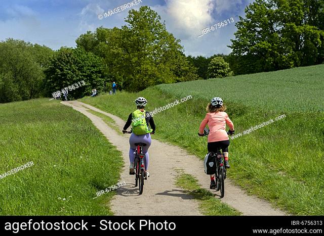 Girlfriends on a bike ride in the north of Berlin, Berlin