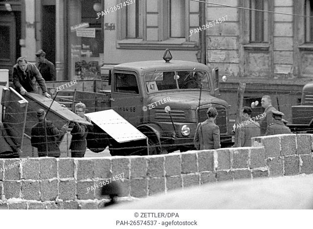 East Berlin evacuation commands carrying out the belongings of residents who live in the border houses on Bernauer Straße on the border between East and West...