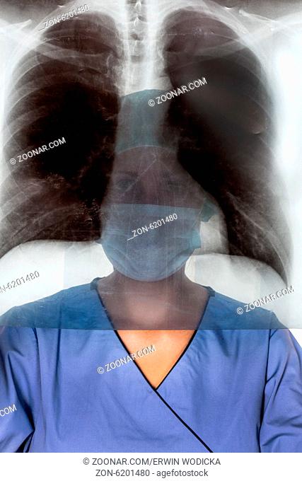 Eine Krankenschwester oder Ärztin in OP Kleidung vor einer Operation. Symbolfoto für Arbeit im Krankenhaus
